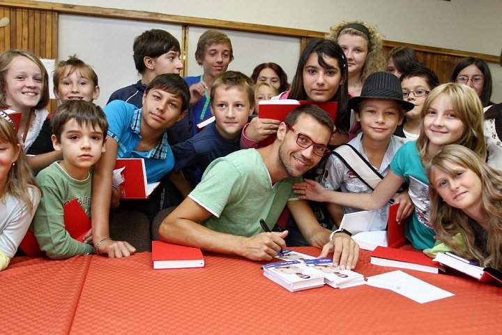 Herec Základky Lukáš Hejlík propagoval seriál na základce
