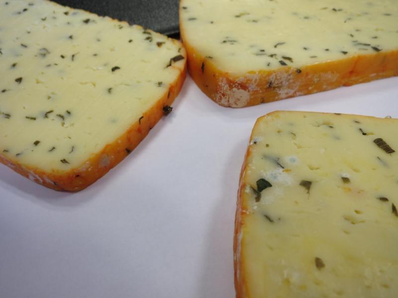 Diplomat s česnekem. Kategorie: Nebezpečné potraviny. Nevyhovující parametr: plísně okem viditelné. Na povrchu potraviny se vyskytovaly kolonie plísní bílé a zelené barvy. Výrobek neměl prošlé datum použitelnosti. Při kontrole nebyly zjištěny nevyhovující teploty skladování tohoto výrobku. Distributor: ACCOM Czech, a.s., Bohušovice nad Ohří. Země výroby: Německo. Místo kontroly: AHOLD Czech Republic, a.s., Prostějov