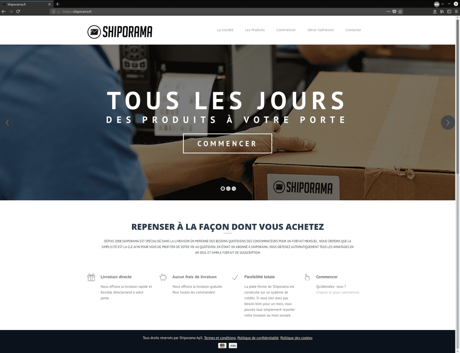 Obrázek 22: Zkusme si prohlédnout další z podezřelých webů (všimněte si opět stejné patičky). Na tomto webu se sice již nenalézala dosud zmiňovaná subdoména, nicméně příjemně překvapily fotografie ve slideshow, kde uživatel může nalézt logo údajné firmy na vyfocené zásilce, ale i na…