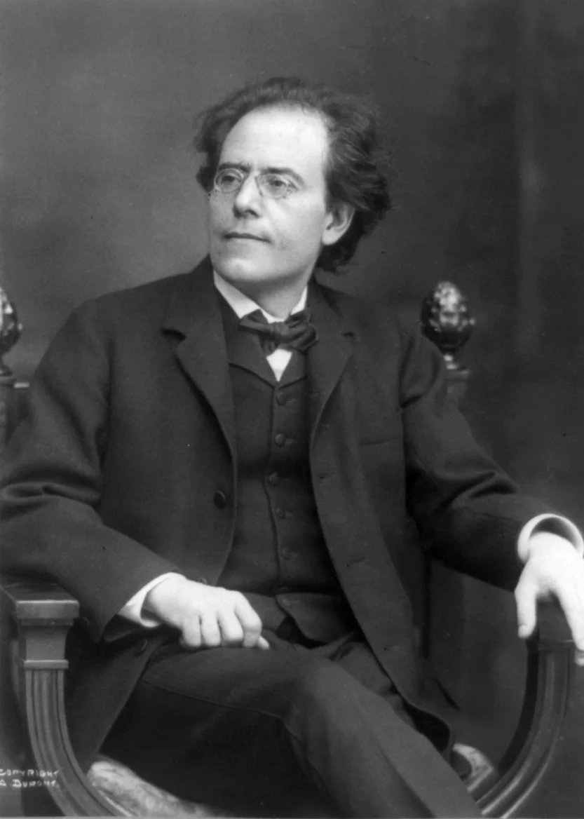 V jednatřiceti letech se Mahler stal šéfem opery v Hamburku a seznamoval se s mnoha významnými umělci té doby. Za tu dobu se již velmi proslavil.