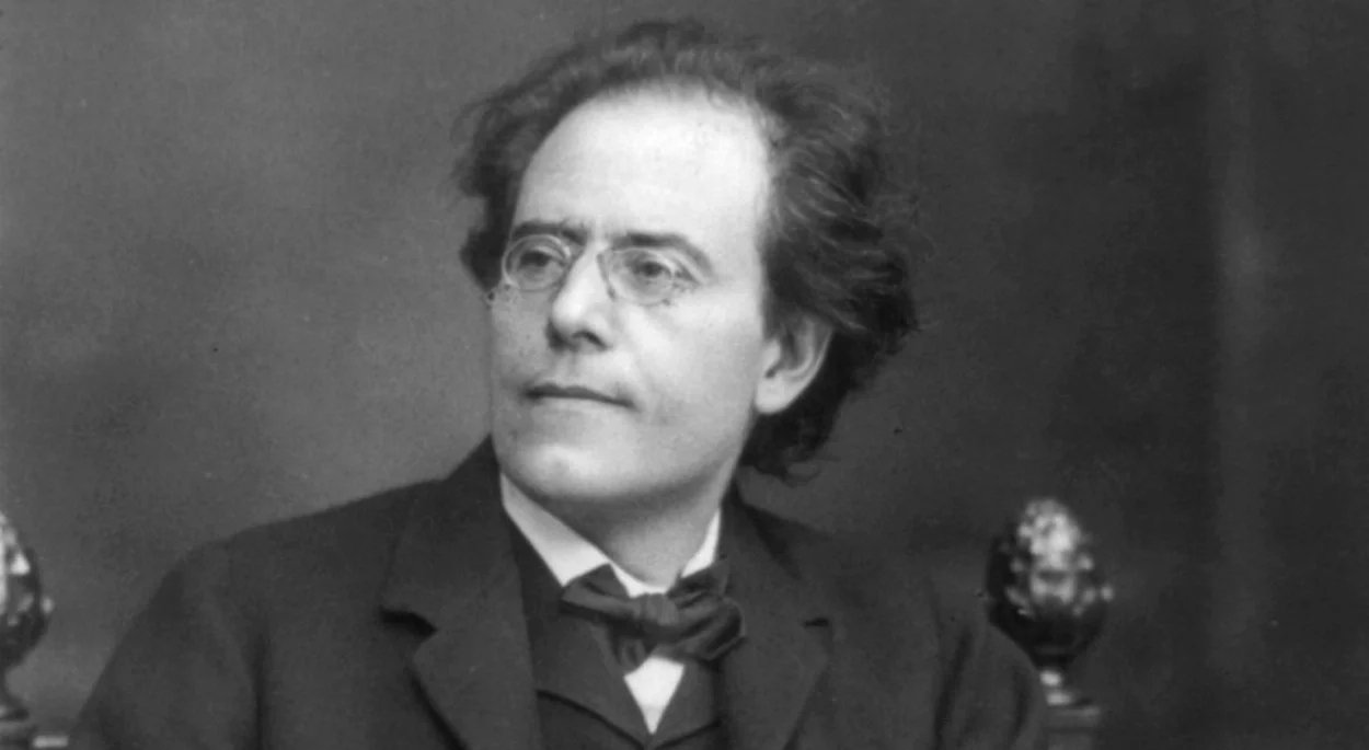 Gustav Mahler (1860–1911) byl český rodák židovského původu, který se narodil v Kališti u Humpolce jako druhý nejstarší ze čtrnácti dětí majiteli palírny, který byl obhroublý a nešel pro ránu daleko.