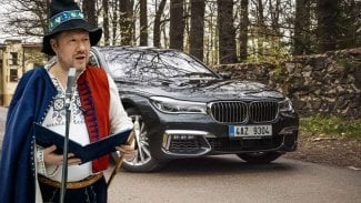 Náhledový obrázek - Tomio Okamura a jeho osmiválcové BMW: Máme kompletní seznam výbavy a další fakta, je to luxus na druhou