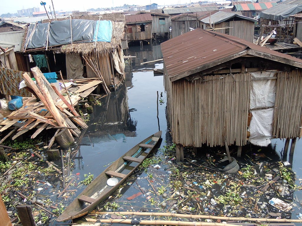 2022-01-1024px-Makoko_auf_dem_Wasser_5209071096.jpg