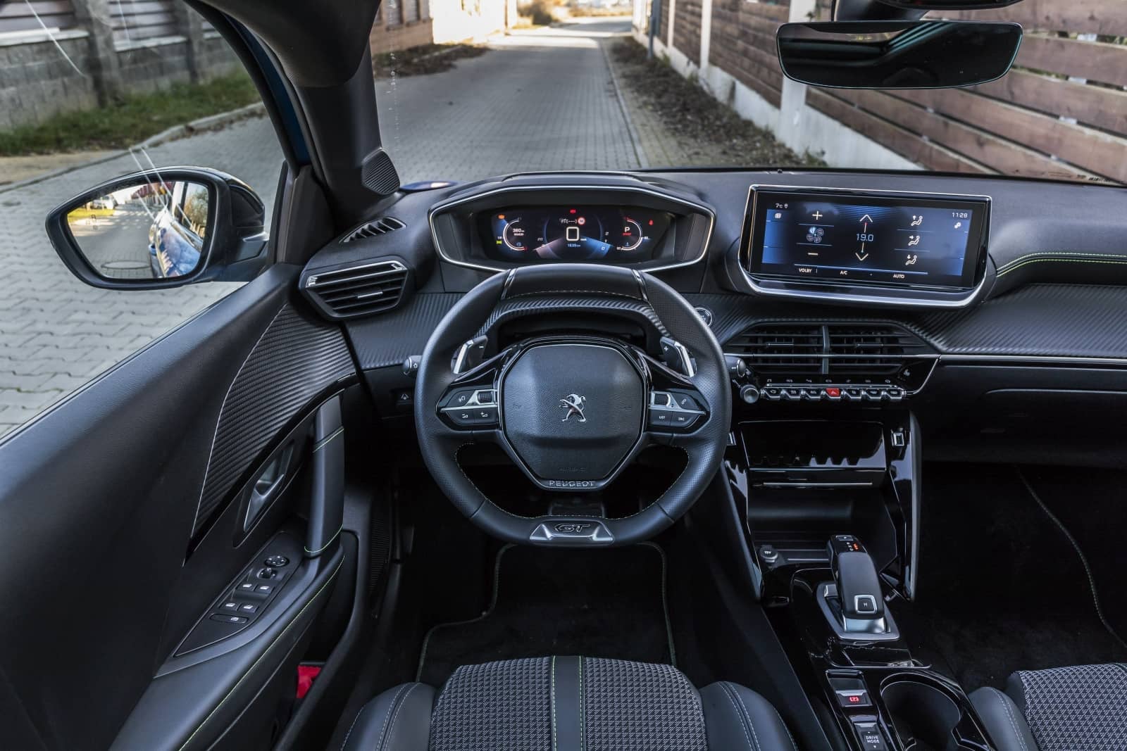 2020-01-Peugeot208090.jpg