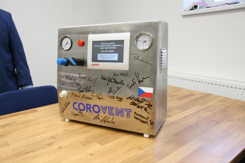 Přístroj doslova dýchá za pacienta, reguluje přísun vzduchu tak, aby odpovídal plicní kapacitě a nedostával se do plic takzvaně v rázech (jak se tomu děje například u ventilátoru z dílny MIT, který je založený na principu ambuvaku). Také se stará o odvádění CO2 z plic.