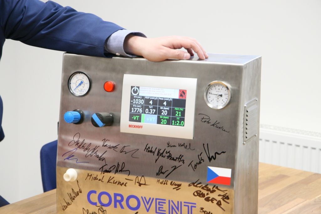 Elektroniku a softwarovou část do přístroje podle instrukcí z ČVUT naprogramovala česká divize společnosti Beckhoff.