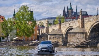 Náhledový obrázek - Cupra stvořila unikátní stroj, který se vypořádá jak s pohybem po souši, tak s pohybem na Vltavě