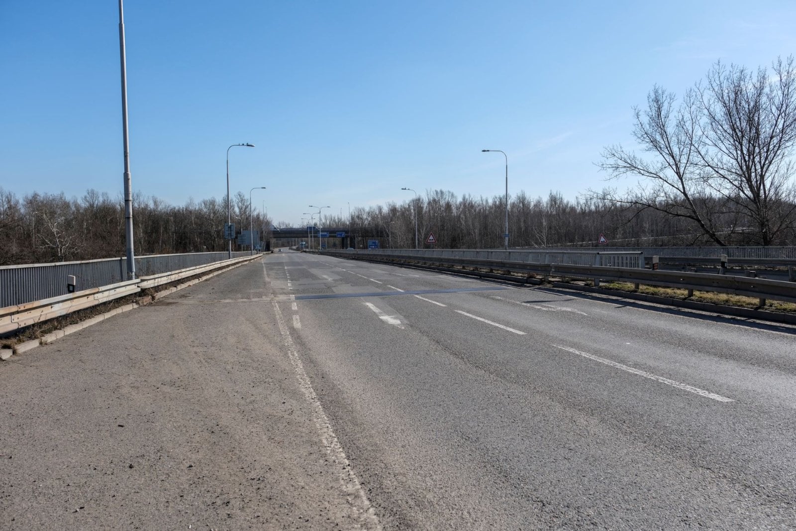 Současný stav dopravní tepny, která půjde k zemi, a nahradí ji nový most Na Karolině