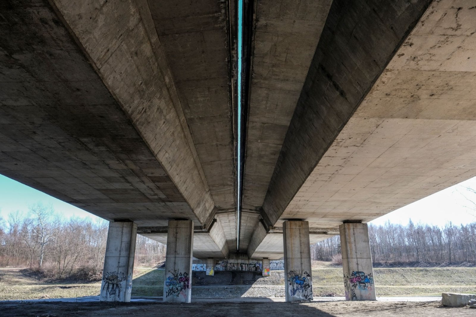 Současný stav dopravní tepny, která půjde k zemi, a nahradí ji nový most Na Karolině