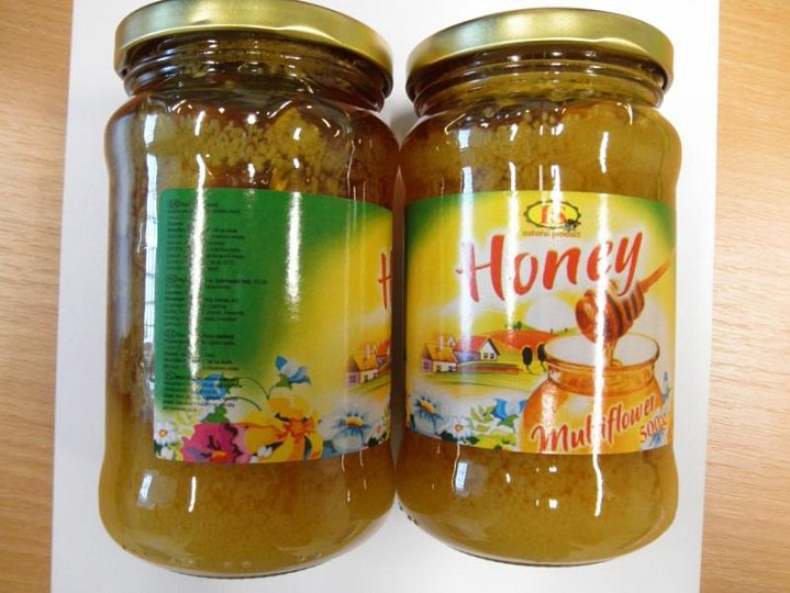 Do medu byl přidán rýžový sirup. Přidávání jiných látek do medu není povoleno. Země původu: Polsko, prodáváno v Tescu