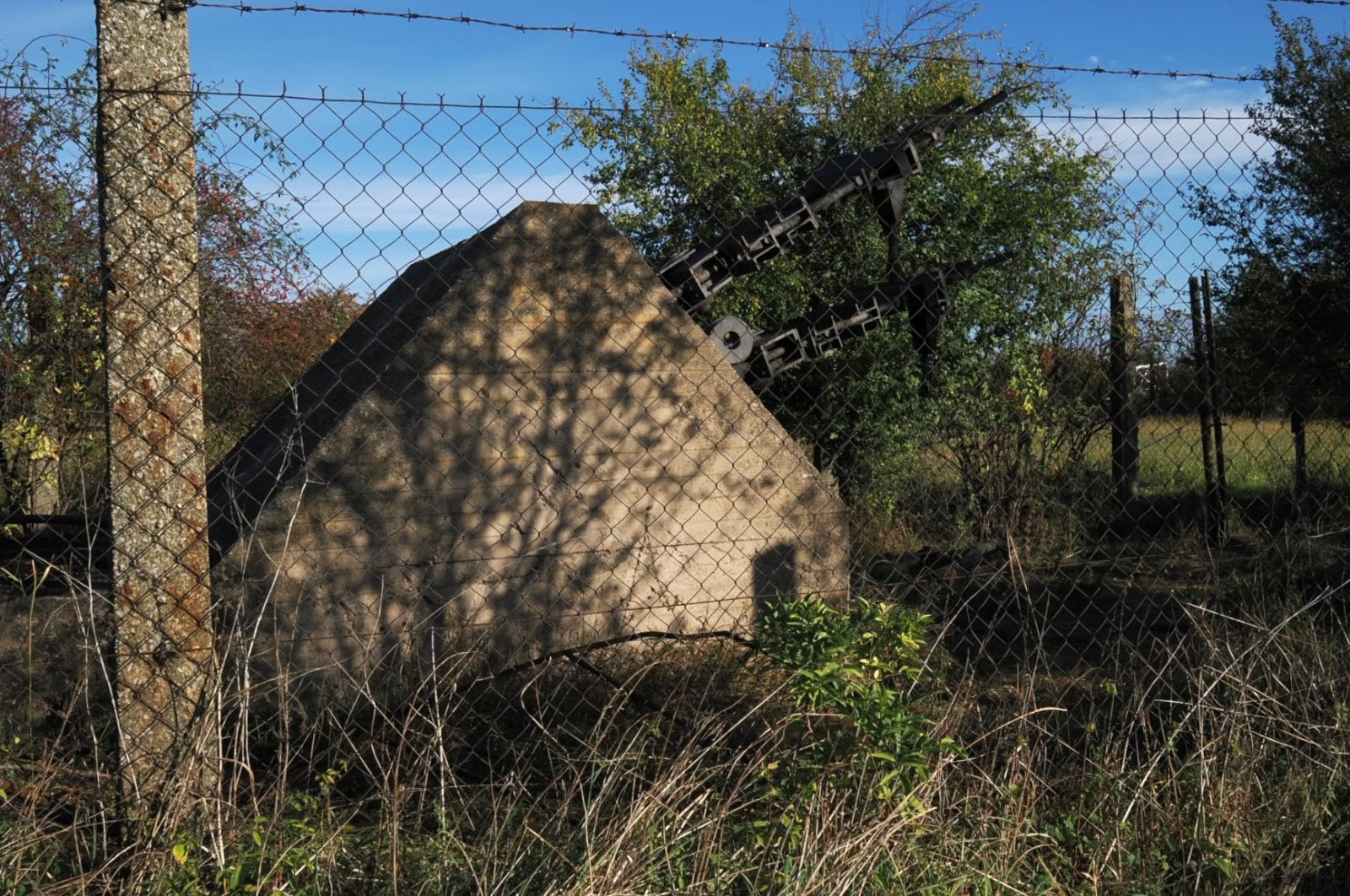 Bourání zbytků vysílače Liblice B u Českého Brodu