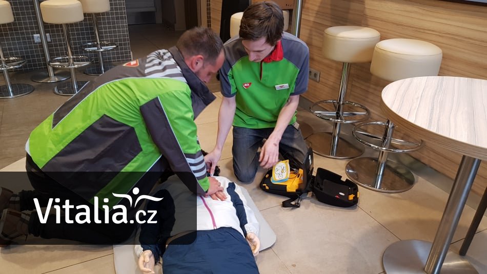 Muž zkolaboval na benzince. Zachránili ho i díky výboji z defibrilátoru