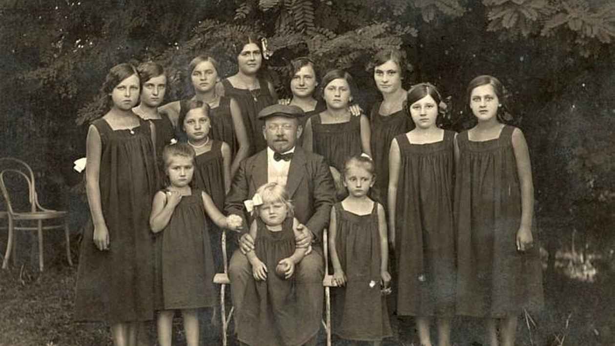 Lékař František Hamza se svými pacienty