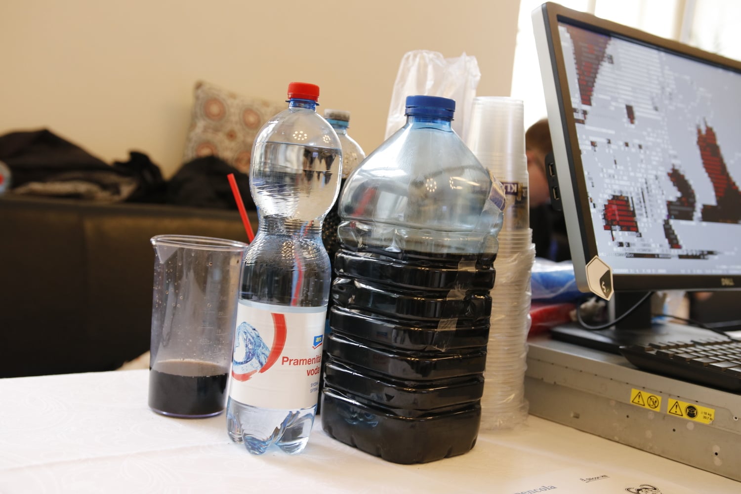 Máme připraveno, sirup a obyčejná perlivá voda.