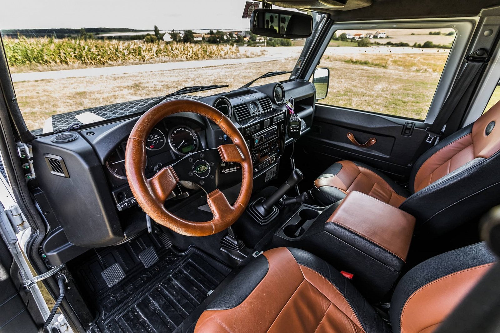 2020-10-lr-defender-a-predchudci-14.jpg
