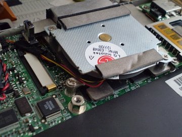 Přimontovaný chladič a ventilátor na procesoru, chipsetu a pamětích