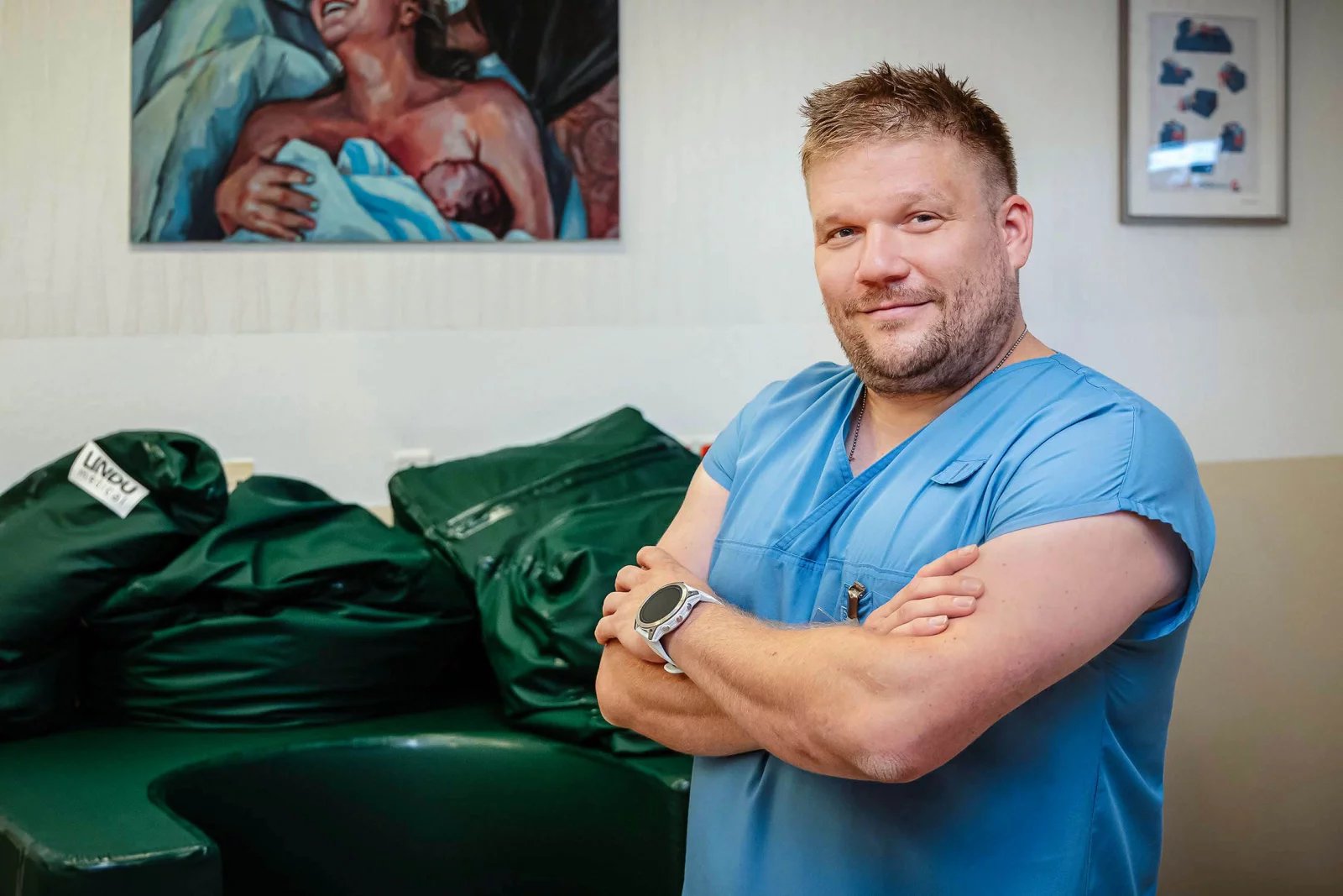 Když na dítě sáhnete, může se leknout, „vystřelit“ ručičky nahoru, a průběh porodu se může zkomplikovat,“ vysvětluje vedoucí lékař porodních sálů Richard Špaček.