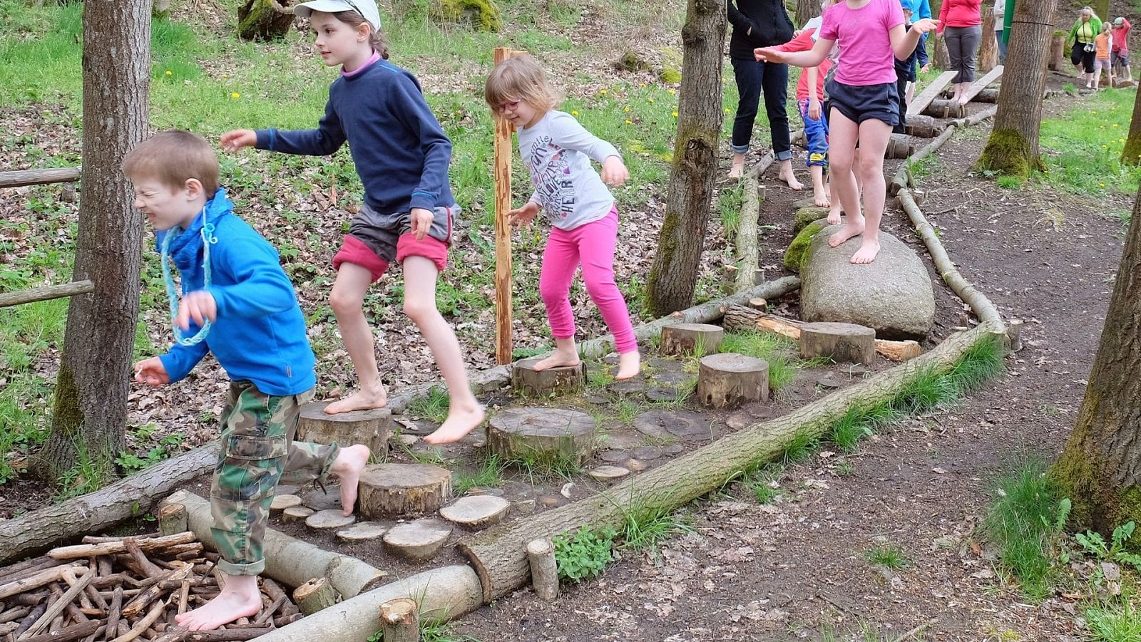 Zážitkový park Zeměráj  - dobrodružná stezka naboso