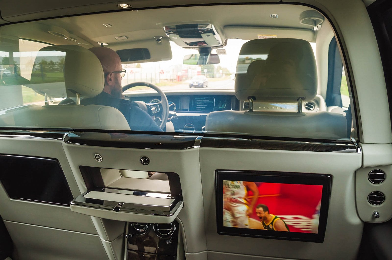 2019-09-Rolls-Royce-Phantom-dojmy-20-of-22.jpg