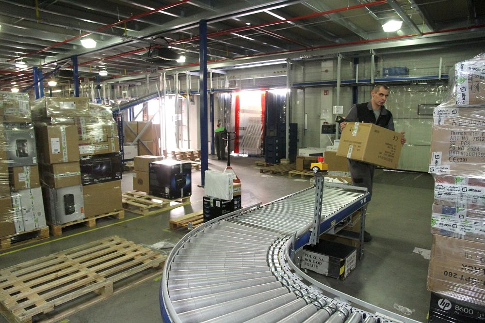 Kompletní objednávky končí zde. Každá přepravní společnost má svoje vlastní stanoviště, na které dopravník přiveze balíky pouze pro danou přepravní společnost.