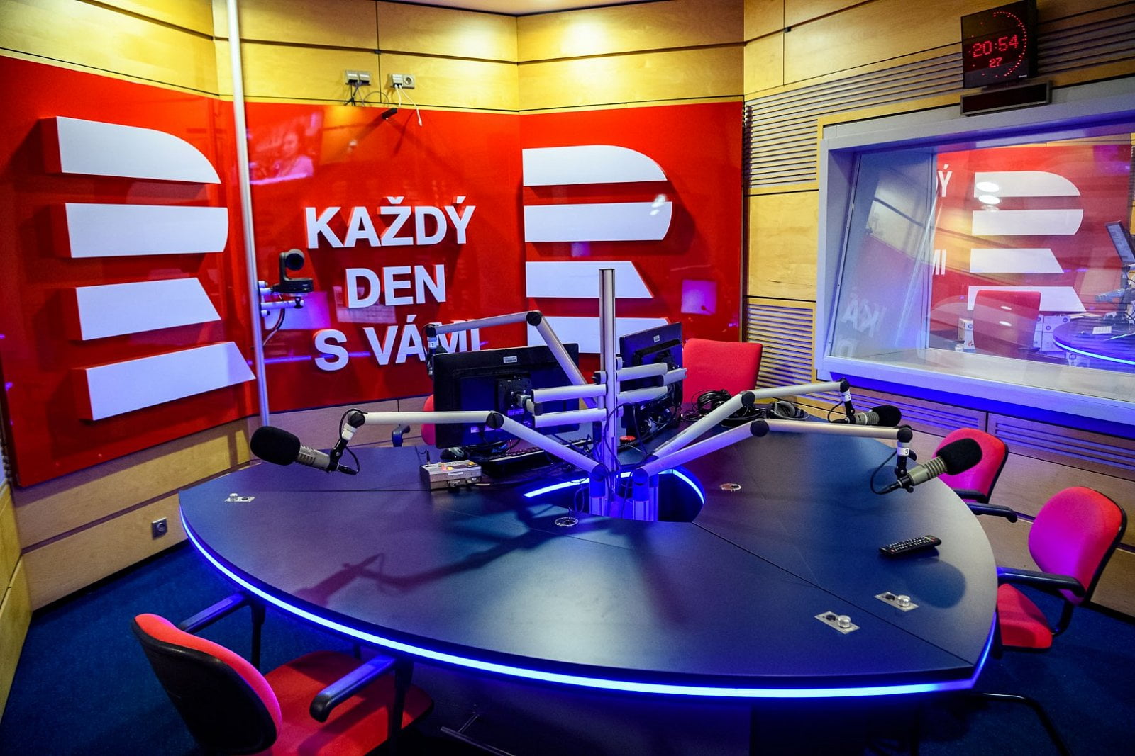 Nejposlouchanější stanicí v České republice zůstává veřejnoprávní Radiožurnál. Každý den ho poslouchá 871 tisíc lidí, to je o 13 tisíc méně než v předchozím průzkumu. Několikrát za týden si Radiožurnál zapne 1,65 milionu posluchačů.
