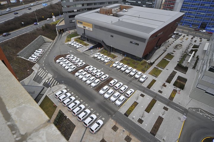 V soutěži společnosti O2 bylo možné získat 100 automobilů BMW. Bylo nutné však draze SMSkovat, běžní soutěžící navíc neměli šanci - soutěž ovládli profesionální hráči. 