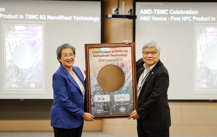 Autor: AMD Šéfka AMD Lisa Su a šéf TSMC C. C. Wei předvádějí wafer s 2nm čipy (respektive asi čiplety) Epyc 9006 Venice