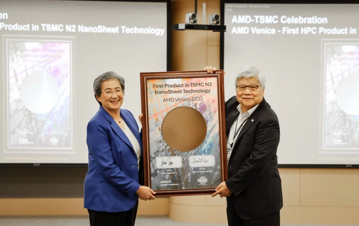 Autor: AMD Šéfka AMD Lisa Su a šéf TSMC C. C. Wei předvádějí wafer s 2nm čipy (respektive asi čiplety) Epyc 9006 Venice