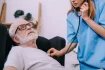 Šelest se stává nebezpečným, pokud srdci zásadně narušuje možnost pumpovat krev. Mezi symptomy patří vedle bolesti na hrudi a rychlého srdečního tepu i motání hlavy nebo dušnost.