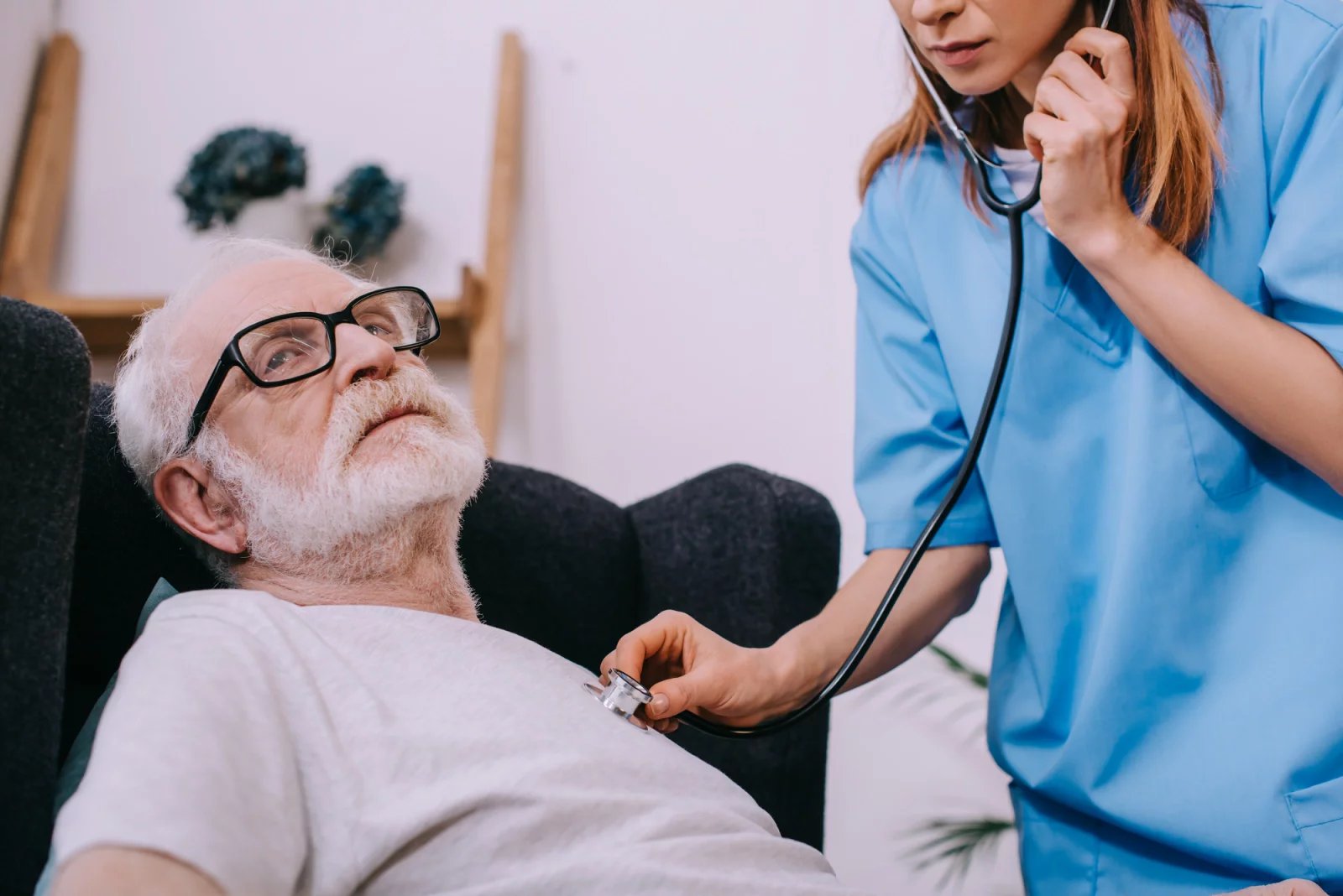 Šelest se stává nebezpečným, pokud srdci zásadně narušuje možnost pumpovat krev. Mezi symptomy patří vedle bolesti na hrudi a rychlého srdečního tepu i motání hlavy nebo dušnost.