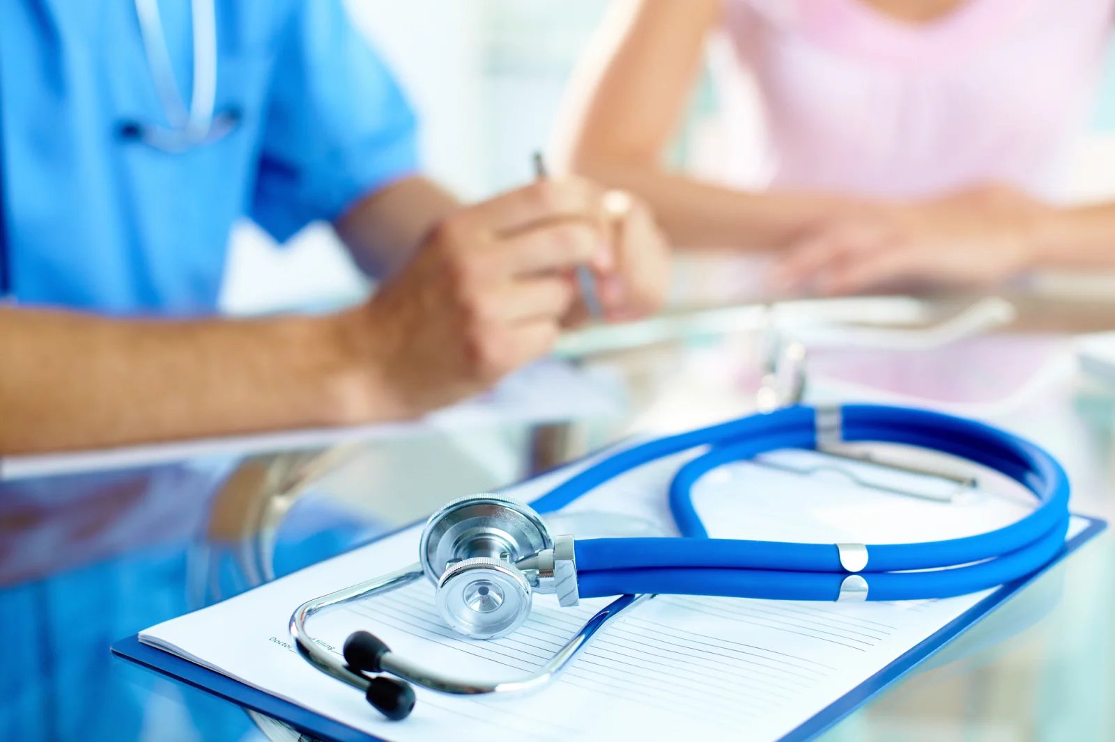 V rámci diagnostiky může lékař pacienta nechat podstoupit různé testy. Spadá sem například rentgen hrudníku, echokardiografie nebo elektrokardiografie. Výjimkou však nejsou ani krevní testy.