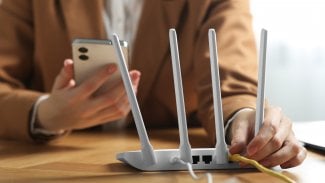 Wi-Fi router a mobilní telefon s Androidem
