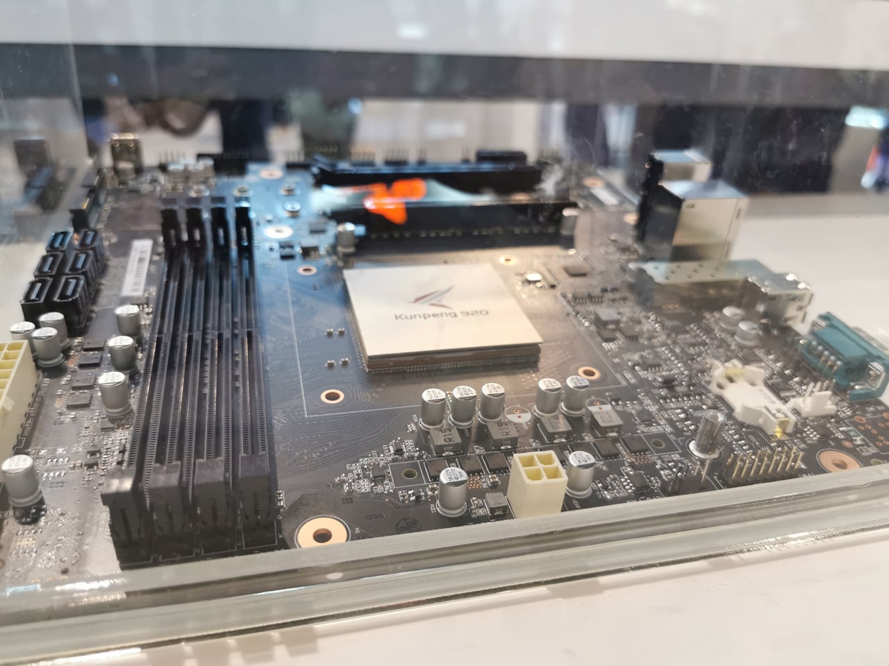 Základní desky Kunpeng Server Board a Desktop Board od Huawei