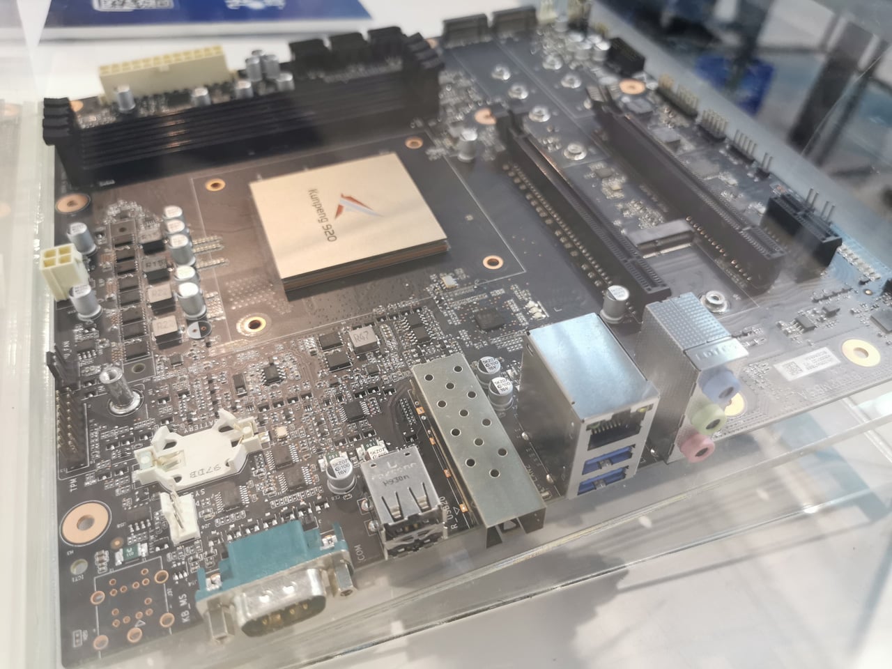 Základní desky Kunpeng Server Board a Desktop Board od Huawei