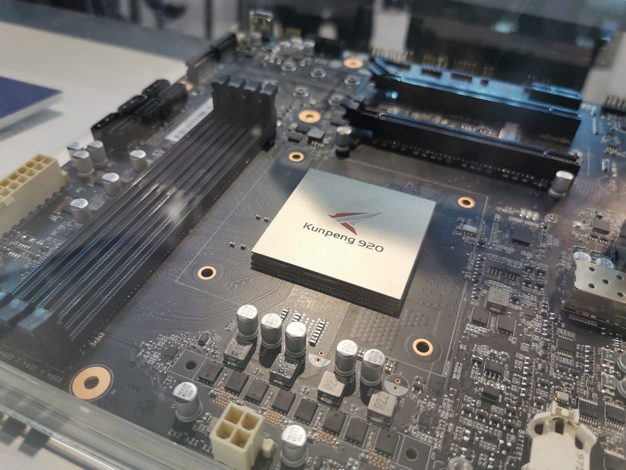 Základní desky Kunpeng Server Board a Desktop Board od Huawei