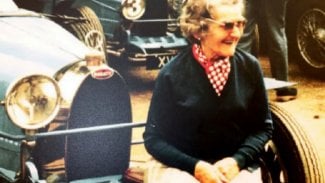 Náhledový obrázek - Československá hrdinka volantu: světově proslulé Elišce Junkové by bylo 125 let. Nezapomněli jsme