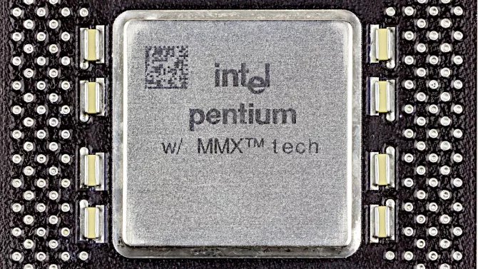 Intel microprocessor Pentium MMX 233 s architekturou P5 (P55C)