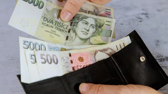 14. 1. 25 / 2x / bankovky, hotovost, peněženka, placení