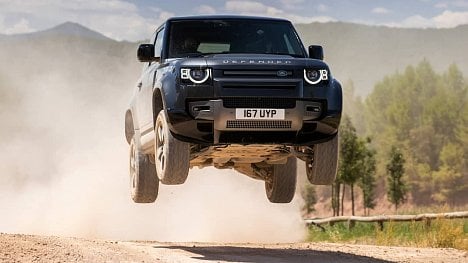 Náhledový obrázek - Podmanivý anachronismus. Land Rover nově nabízí Defender i s motorem V8, jezdí senzačně