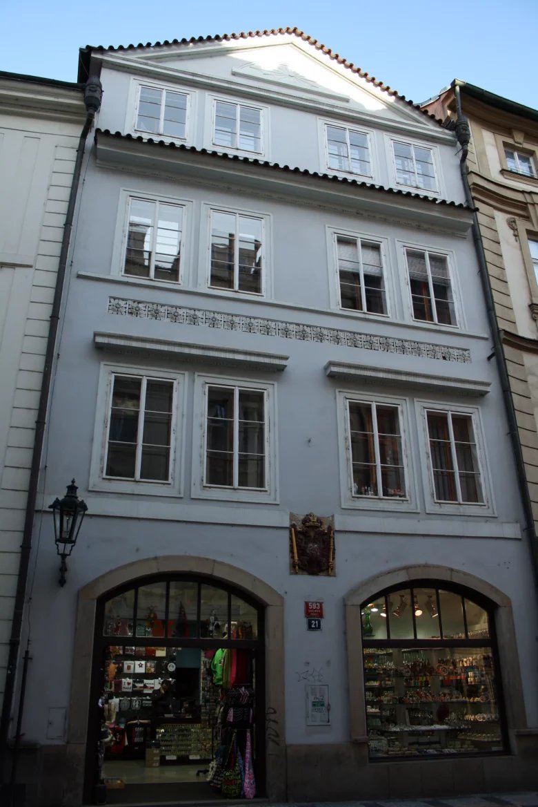 Dnešní podoba domu U Červeného orla, kde bývala kavárna U Suchých, kde se v zimě 1833/34 Mácha seznámil s Lori Šomkovou