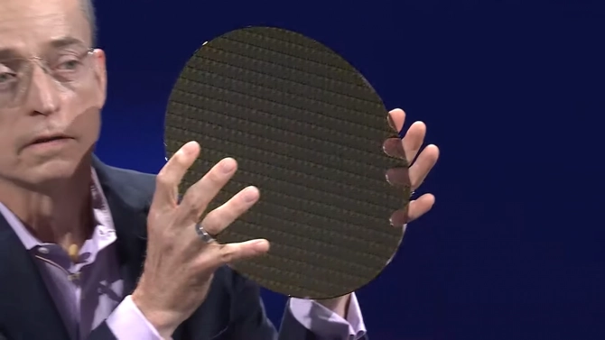 Pat Gelsinger a Intel 18A wafer