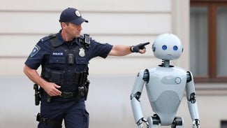 Policista vyhání robota z prostoru