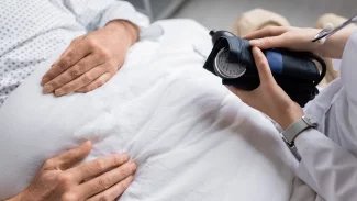 Náhledový obrázek - Příznaky vysokého krevního tlaku mohou být nenápadné. Pokud se neléčí, může poškodit řadu orgánů