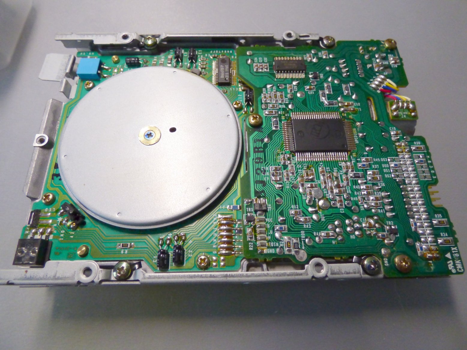 Řídící logika mechaniky a motor pohonu plotny disku.