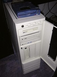 Opět Amiga 4000, tentokrát provedení tower.