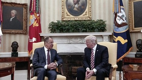 Náhledový obrázek - Trump prý řekl Rusům, že vyhazovem šílence Comeyho uvolnil tlaky