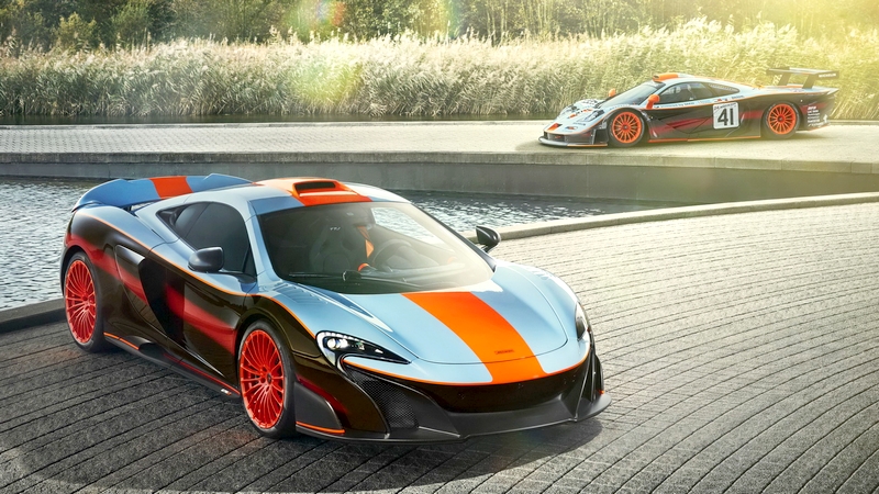 McLaren 675LT si hraje na závodní F1 GTR z 90. let. A jde mu to celkem dobře