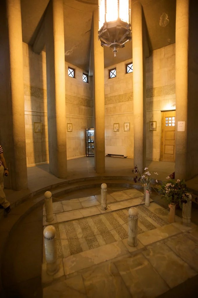 Vnitřní pohled na mauzoleum, které navrhl Hooshang Seyhoun v letech 1945-1950
