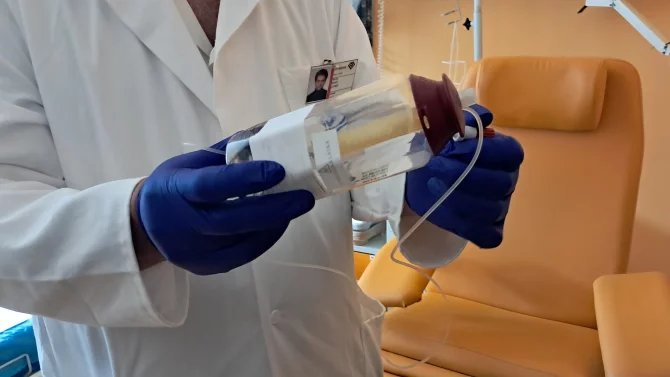 Ruce drží infúzní pumpu na chemoterapii