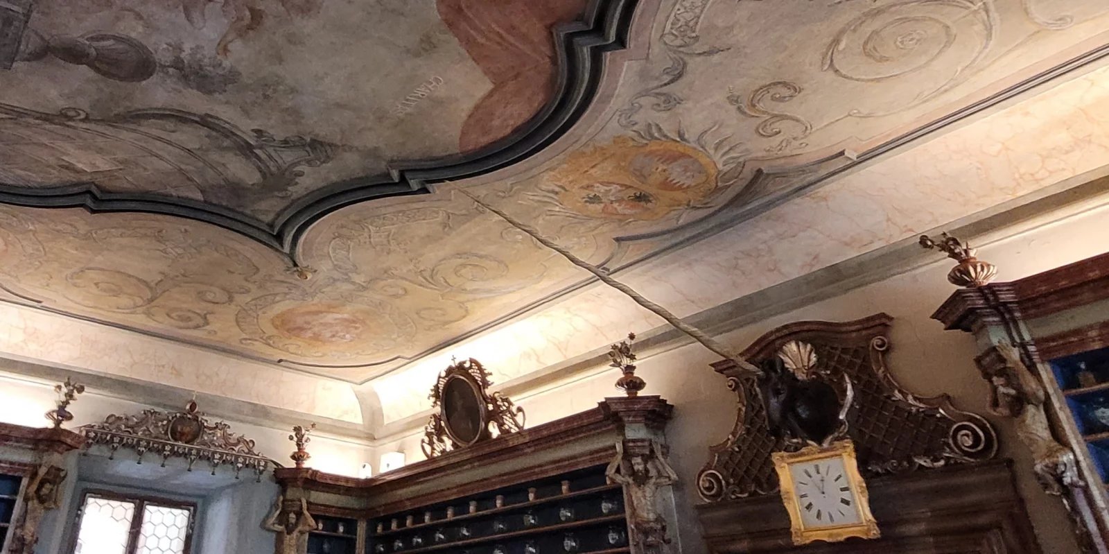 Detail stěny alékárny v historické lékárně s vystaveným rohem narvala